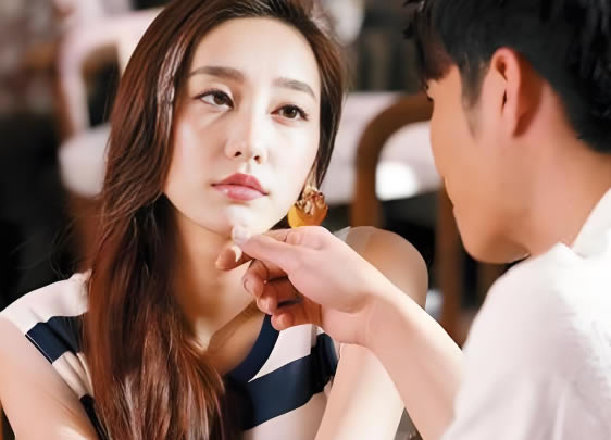 女人若是在感情里变了心，她往往不会直接说破